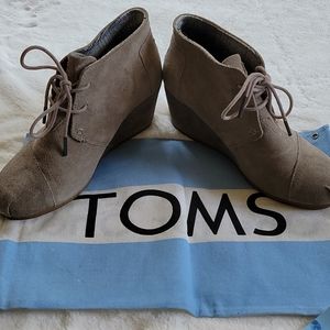 Tom's Desert Wedge - size 7.5